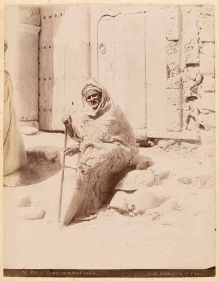 Photograph titled N. 524. - Vieux mendiant arabe., albumen, accession number 2005.3.37.a.