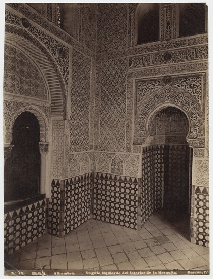No. 45 Granada. Alhambra. Angulo izquierdo del interior de la Mezquita.