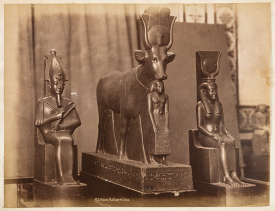18. 123. Osiris, Hathor et Isis.
