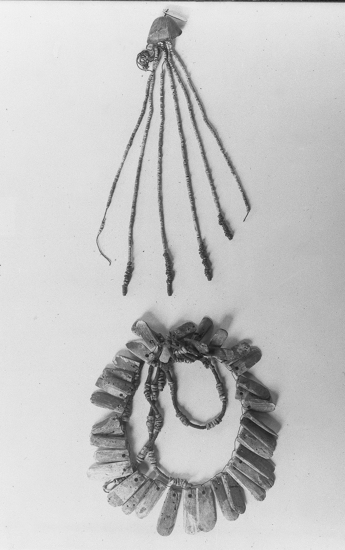 Hearst Museum object titled Black-and-white negative, accession number 15-7075, described as Peruvian shell beads: 4-3975b, 4-3981